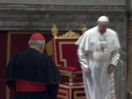 Papa Francesco inciampa