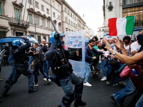 Il blitz nella sede Cgil: "Piano terra distrutto". Sdegno bipartisan, Mattarella chiama Landini