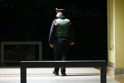 Padre si barrica in casa con il figlio piccolo 2
