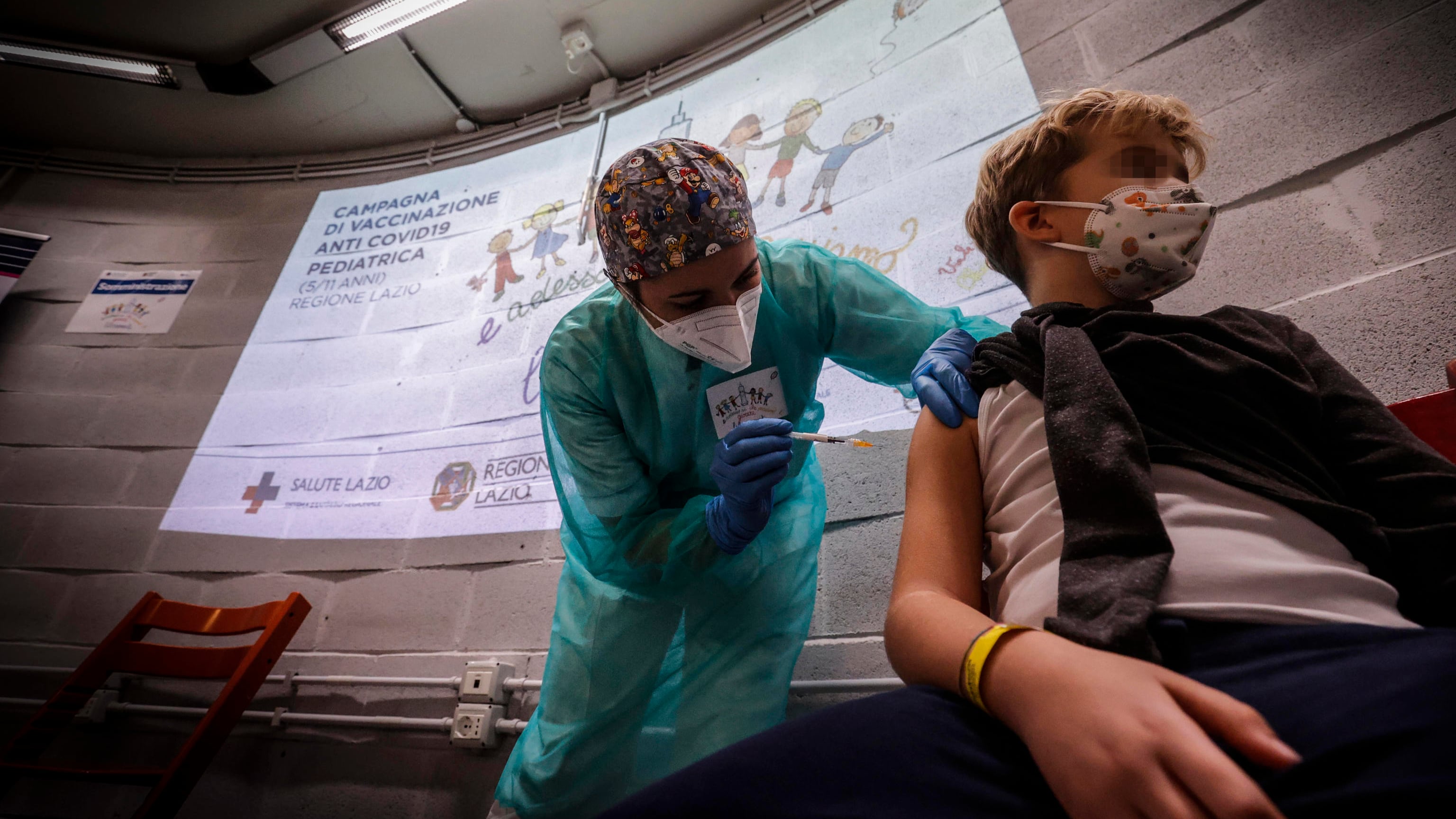 L'ira del virologo: "Assurda quarta dose con vaccini vecchi"