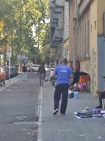 Bancarelle abusive di extracomunitari a Milano 4
