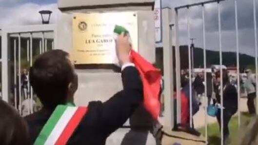 Il Tricolore come strofinaccio: bufera sul sindaco del Pd Gori