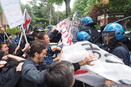 Salvini contestato a Bologna: uova e carciofi contro la polizia 8
