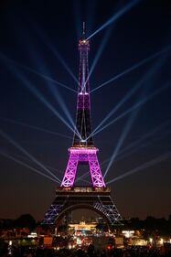 La Tour Eifell si colora per i suoi 130 anni 12