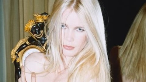 Claudia Schiffer nuda su Instagram si copre solo con una Chanel