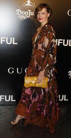 Milla Jovovich, mamma social contro i paparazzi 16