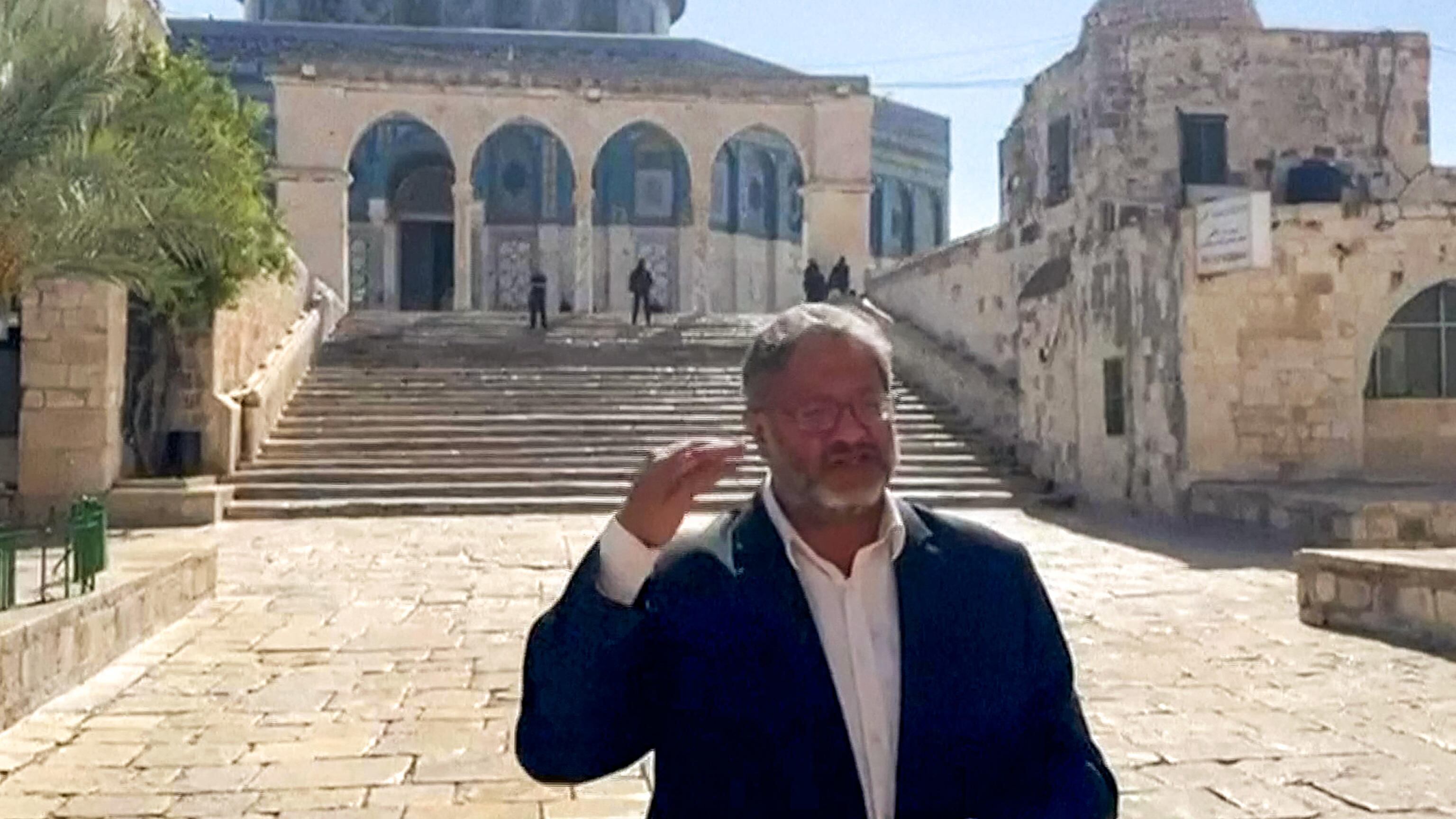 L'estremista provocatore che festeggia con il cappio. Ma che serve ancora a Bibi