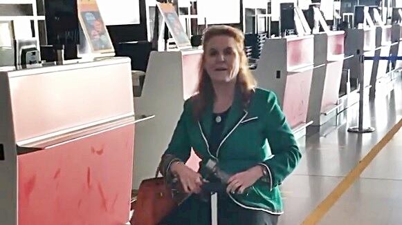 Sarah Ferguson sfida le regole: sfreccia sul trolley elettrico all'aeroporto di Pechino