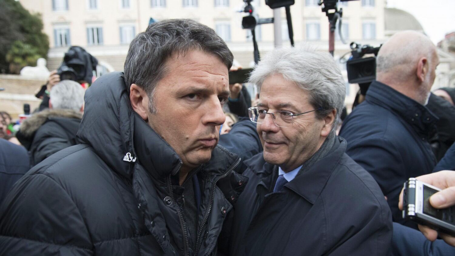 Renzi cerca di "blindarsi" e dice sì al Gentiloni-bis