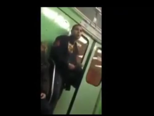 Attenzione in metropolitana: il nuovo modo di rubare il cellulare