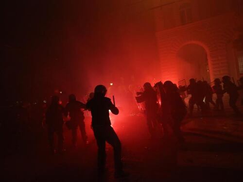 Centri sociali violenti: insulti e bombe carta al corteo per le foibe