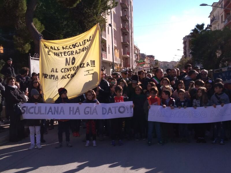 Agrigento, il paese in piazza contro il centro d'accoglienza 6
