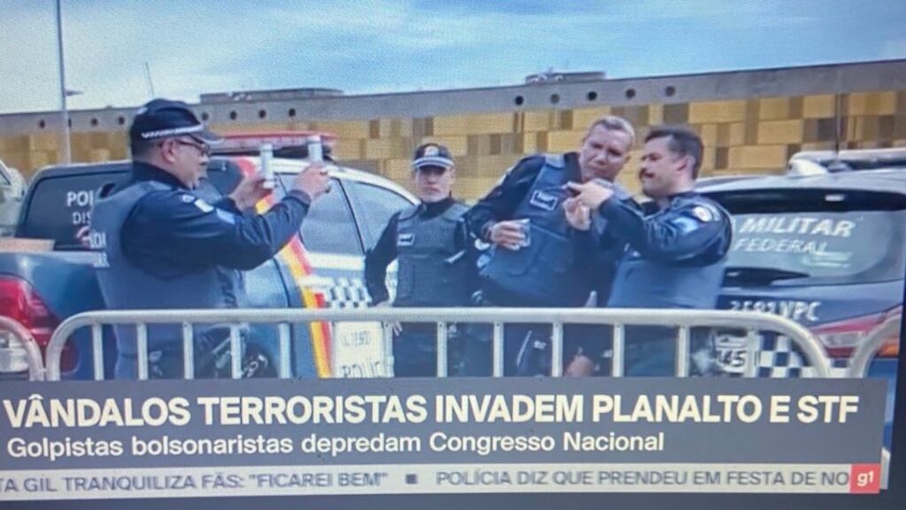 Selfie tra poliziotti e manifestanti: bufera sulla sicurezza in un Brasile spaccato