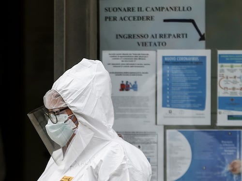 Il piano Rsa sicure: visite dei parenti a turno e test sul personale