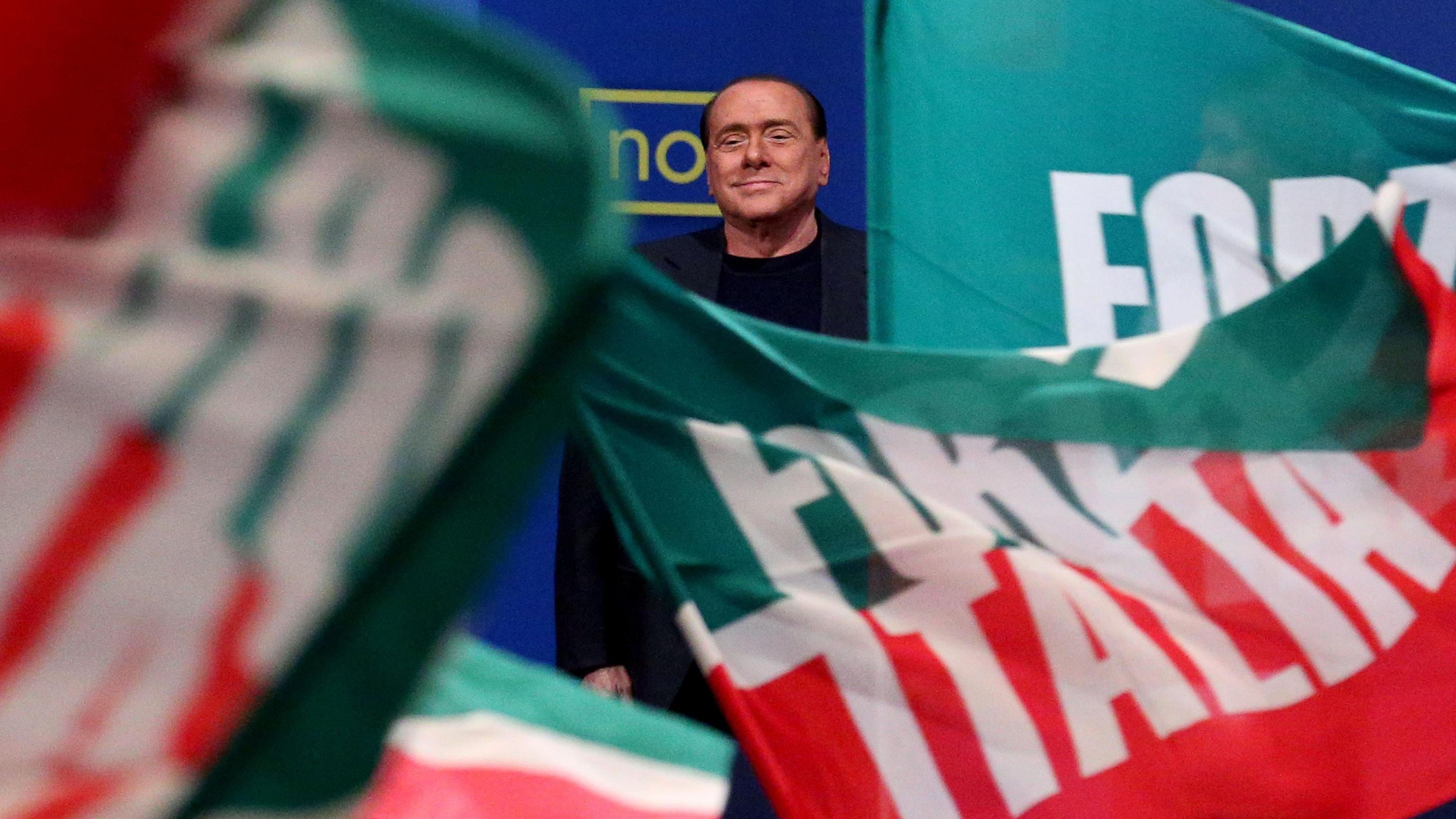 Berlusconi non molla e scende in piazza