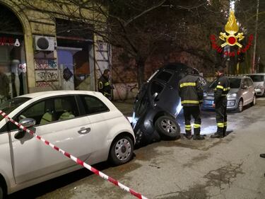Un'auto finisce in una voragine 4