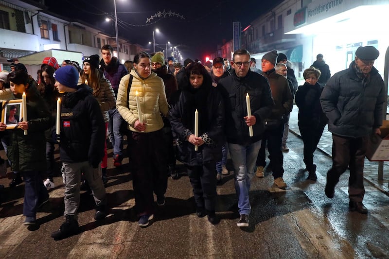I genitori di Manuel alla fiaccolata per i coniugi uccisi 7