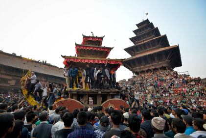 Polvere rossa, canti e balli: il Nepal celebra la primavera 6