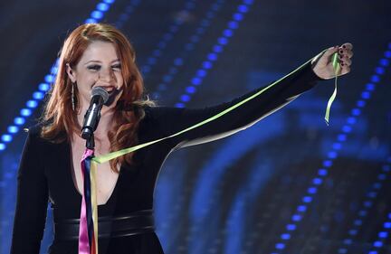 Sanremo 2016: gli abiti della prima serata 90