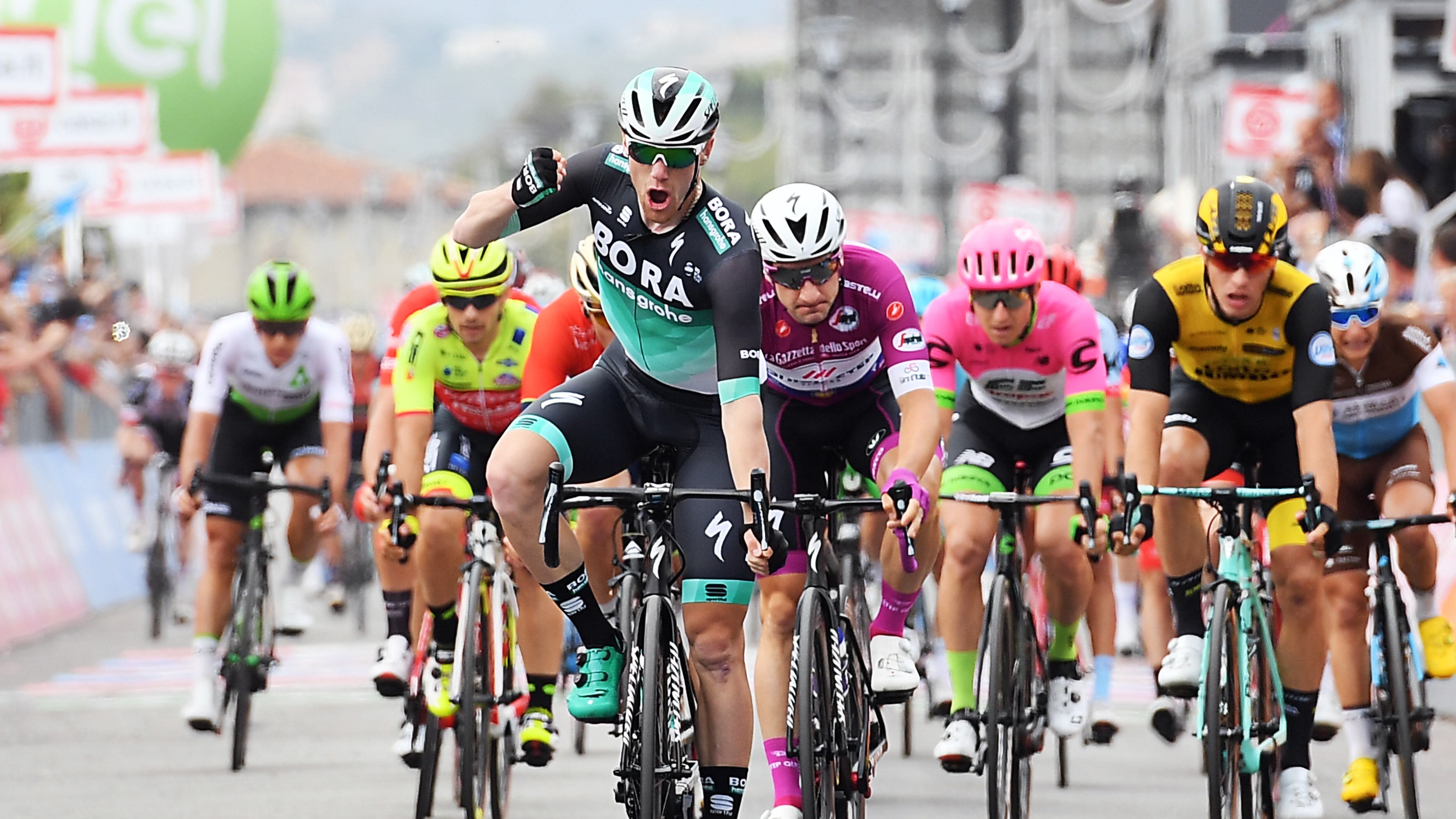 Viviani perde la volata. E Froome rischia di perdere la carovana