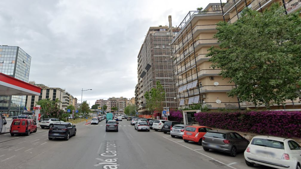 Palermo, guerra alle doppie file: sassaiola contro vigili urbani