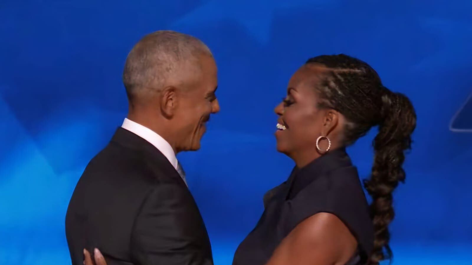 Usa, Michelle e Barack Obama lanciano Kamala Harris: "Yes, she can"