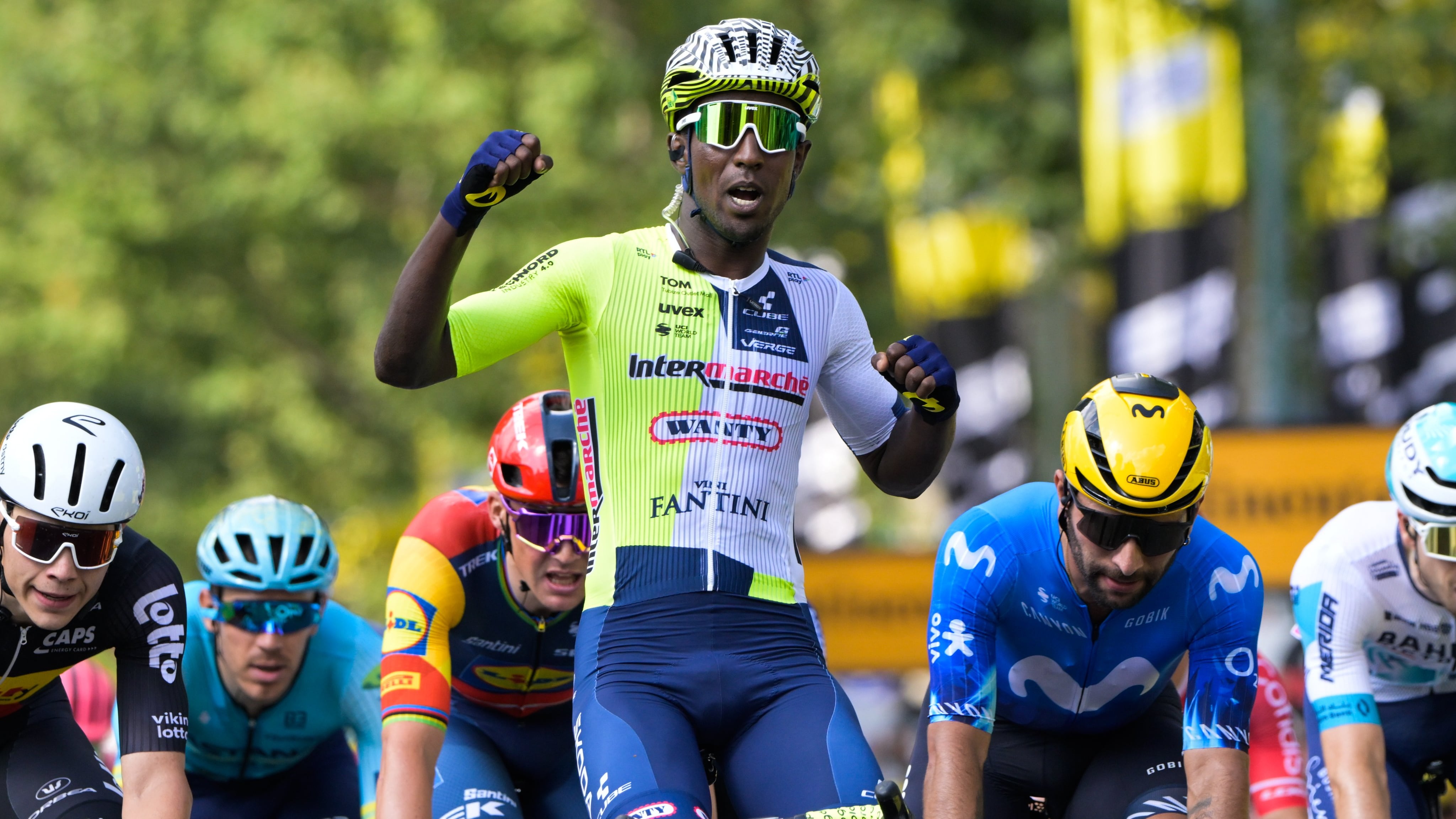 Tour, a Torino vince in volata Girmay, primo eritreo di sempre, Carapaz maglia gialla