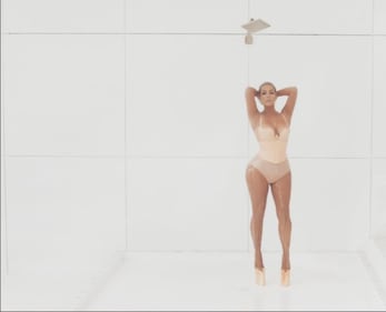 Kim Kardashian, vitino di vespa su Instagram 3