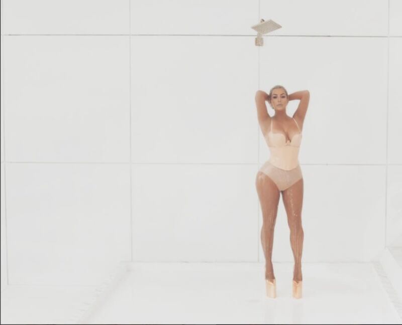 Kim Kardashian, vitino di vespa su Instagram 3
