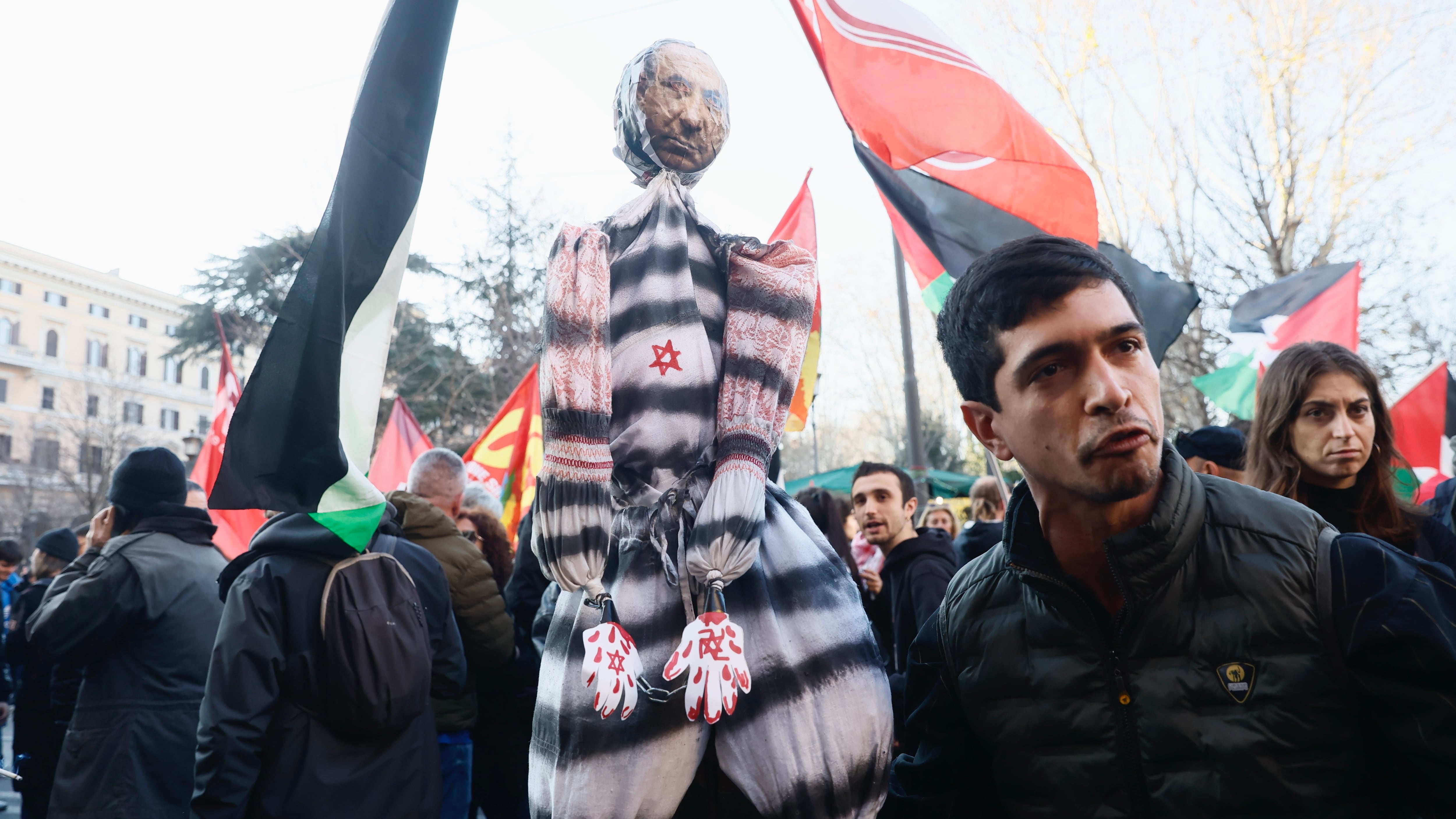 Da Roma a Milano, i pro-Palestina violano i divieti. L'orrore sul manichino di Netanyahu