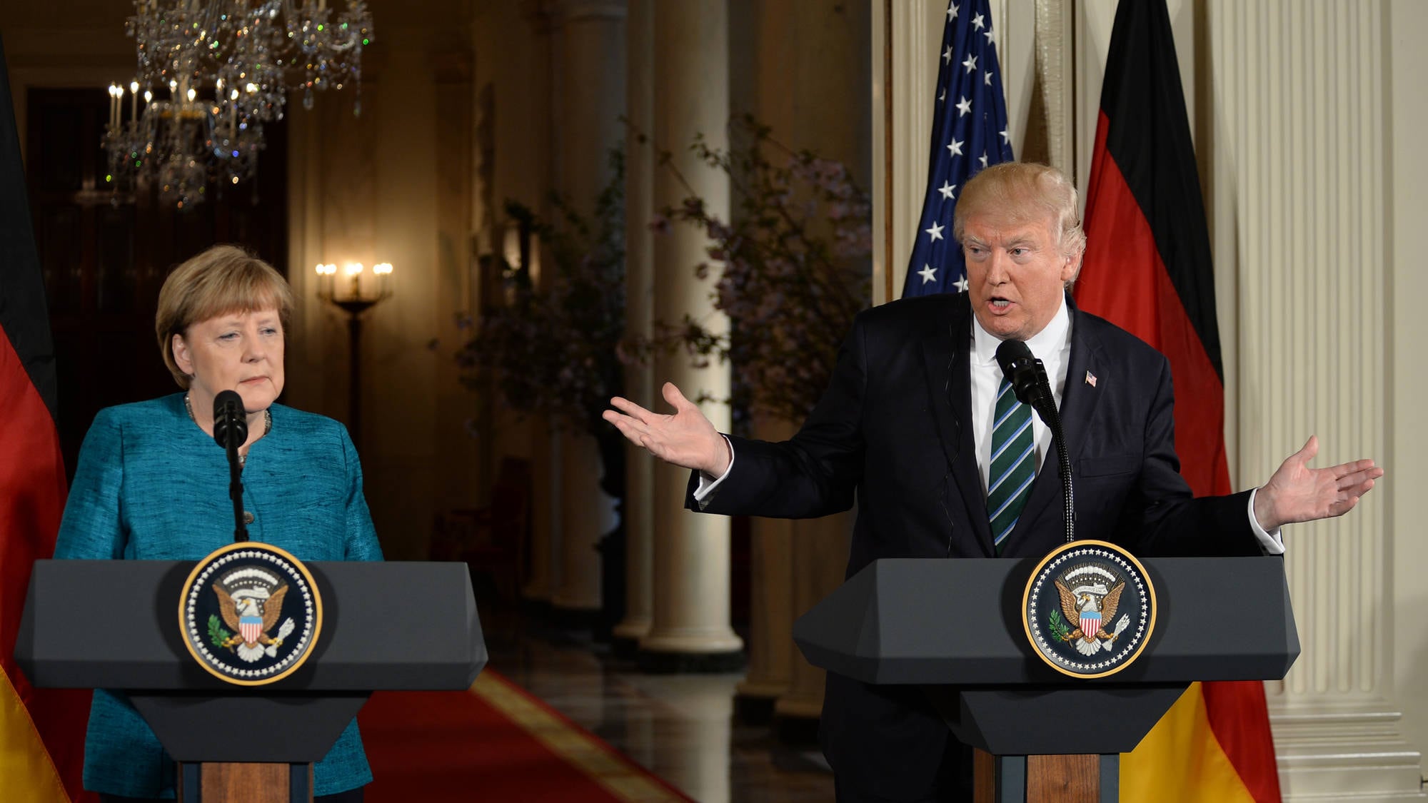 Nervi tesi Trump-Merkel: divergenze sui migranti e niente stretta di mano