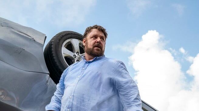 Russell Crowe sceglie "Il giorno sbagliato" per far ripartire il cinema