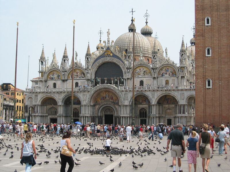 "Troppi piccioni che distruggono tutto. Oltre al mare non si può praticamente vedere nulla a causa dell'enorme quantità di piccioni"