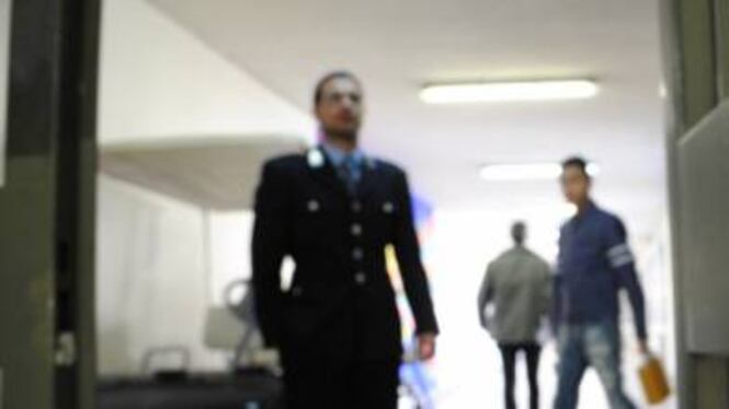 Detenuto prende in ostaggio poliziotto penitenziario