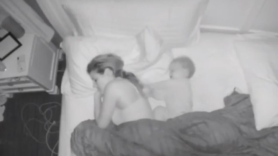 Perché le mamme si svegliano sempre stanche: un video svela la verità