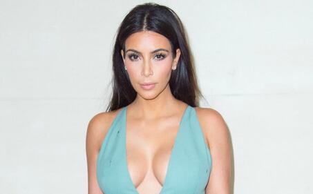 Kim Kardashian torna sui social con un seno esplosivo 30