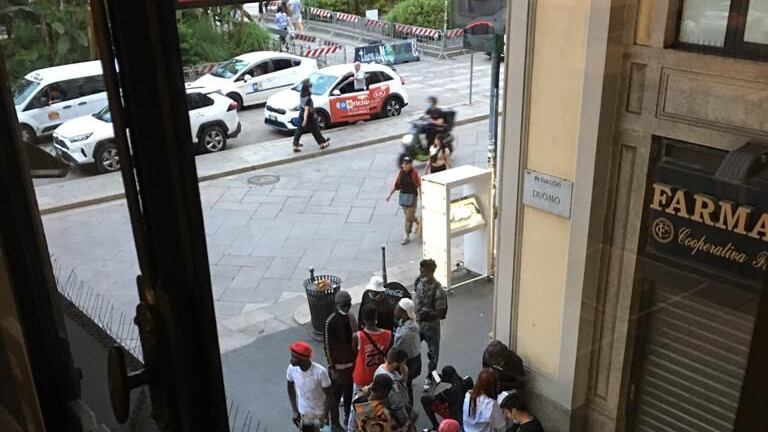 A Milano si spaccia anche in Duomo: "Che bel biglietto da visita per la città di Beppe Sala"