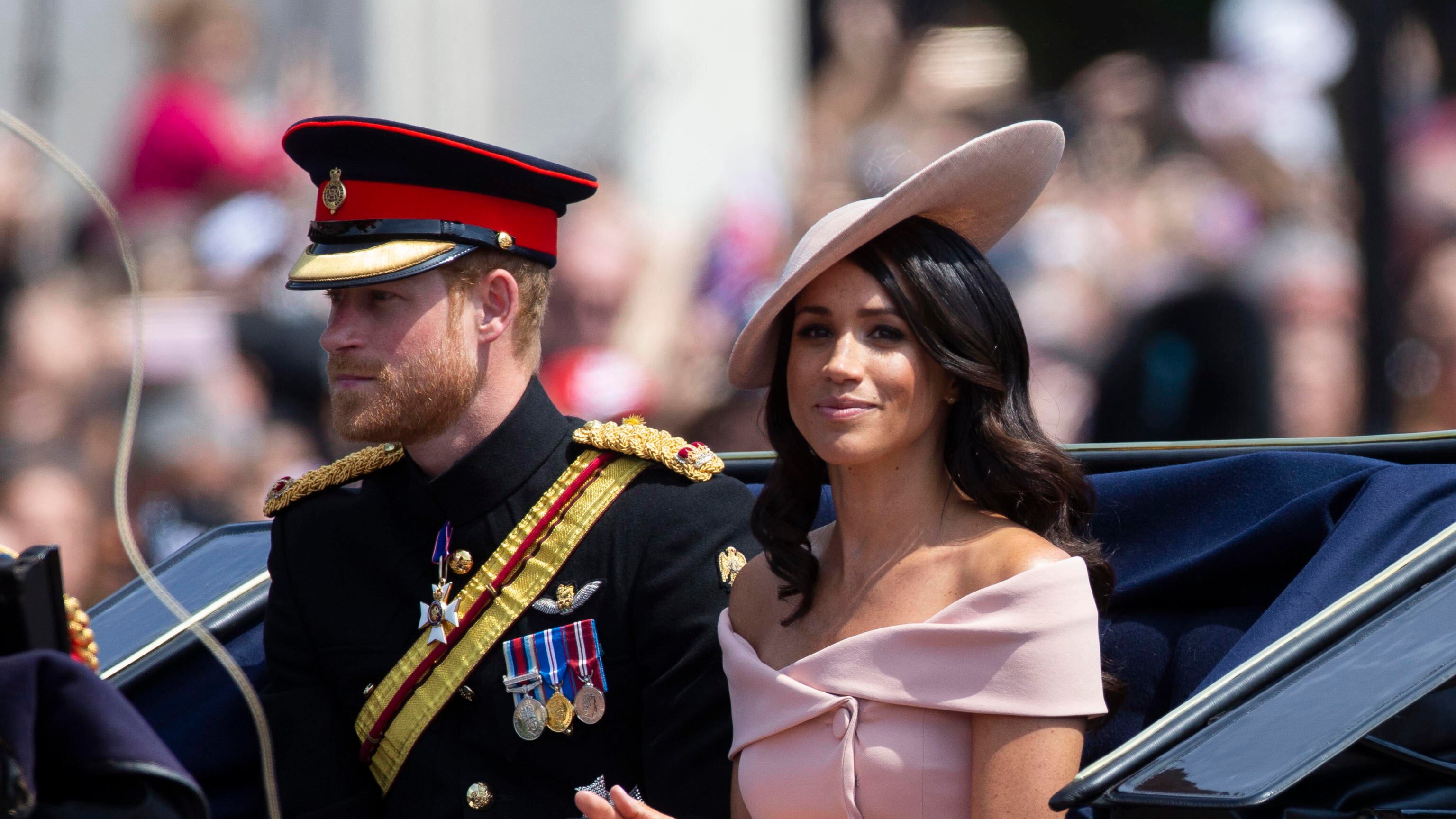 "La Regina si è fatta in 4 per loro". L'irriconoscenza di Harry e Meghan
