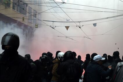 Così i black bloc bruciano la città 5