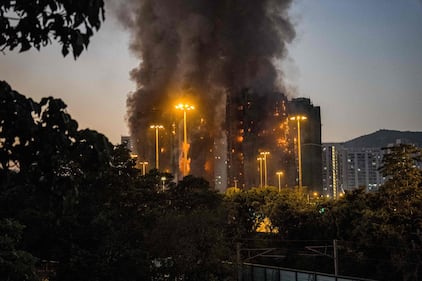Vasto incendio a Hong Kong: le immagini del complesso residenziale in fiamme 12