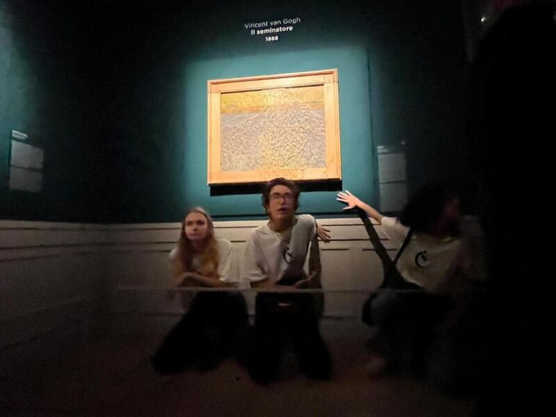 Alcuni attivisti hanno imbrattato il quadro "Il seminatore" di Van Gogh 4