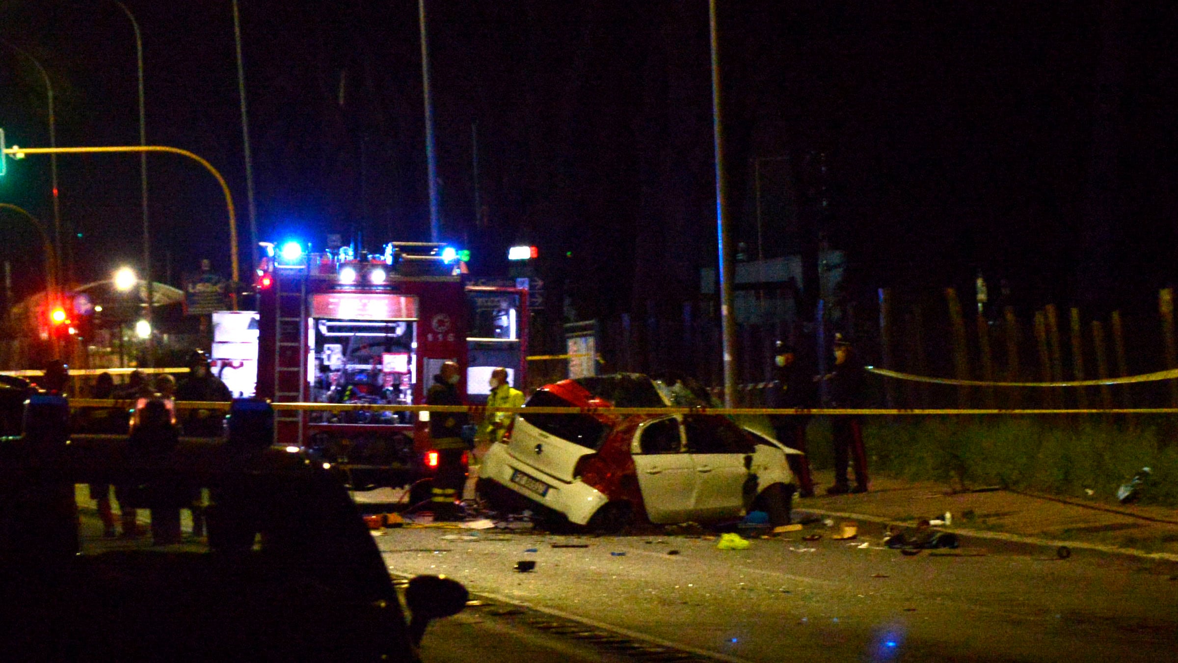 Roma, tre operai investiti da un'auto sul Gra: morto un ghanese