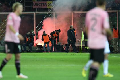 Alta tensione al Barbera: Palermo-Lazio sospesa più volte 7