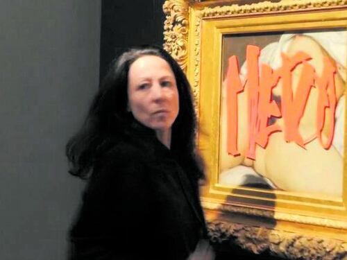 Se le femministe imbrattano l'opera che celebra le donne