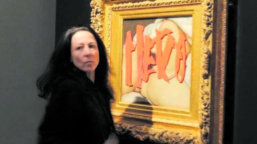 Se le femministe imbrattano l'opera che celebra le donne