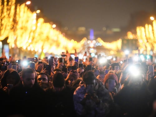 Capodanno, Parigi come Milano: festa cancellata. NY Post attacca: "Hanno paura"
