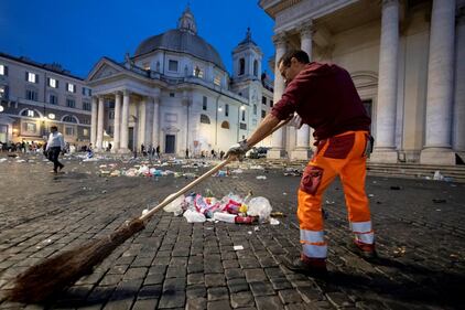 Vandalizzata Piazza del Popolo dai tifosi spagnoli del Betis Siviglia 9
