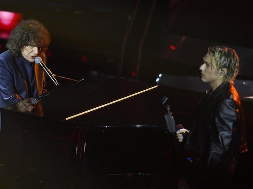 Lezioni dei "vecchi" ai giovani artisti. La serata delle cover è una festa pop