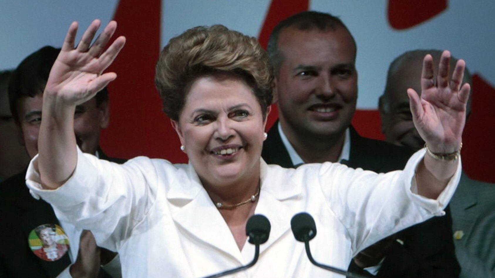 Il Brasile ha scelto. Dilma "la rossa" la spunta al fotofinish