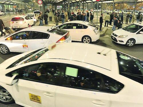 Taxi, più controlli su abusivi e movida